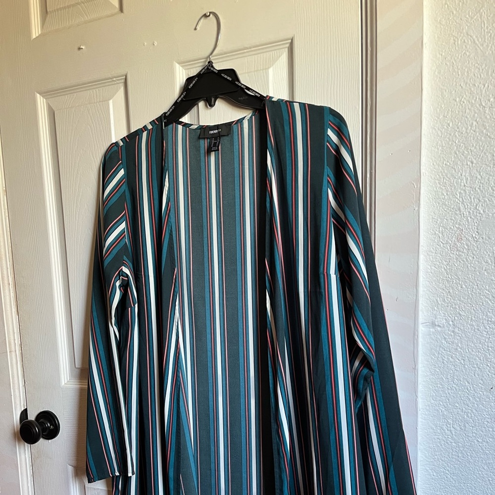 It’s a long sleeve cardigan from Forever 21. Size 2X brand new worn only once.